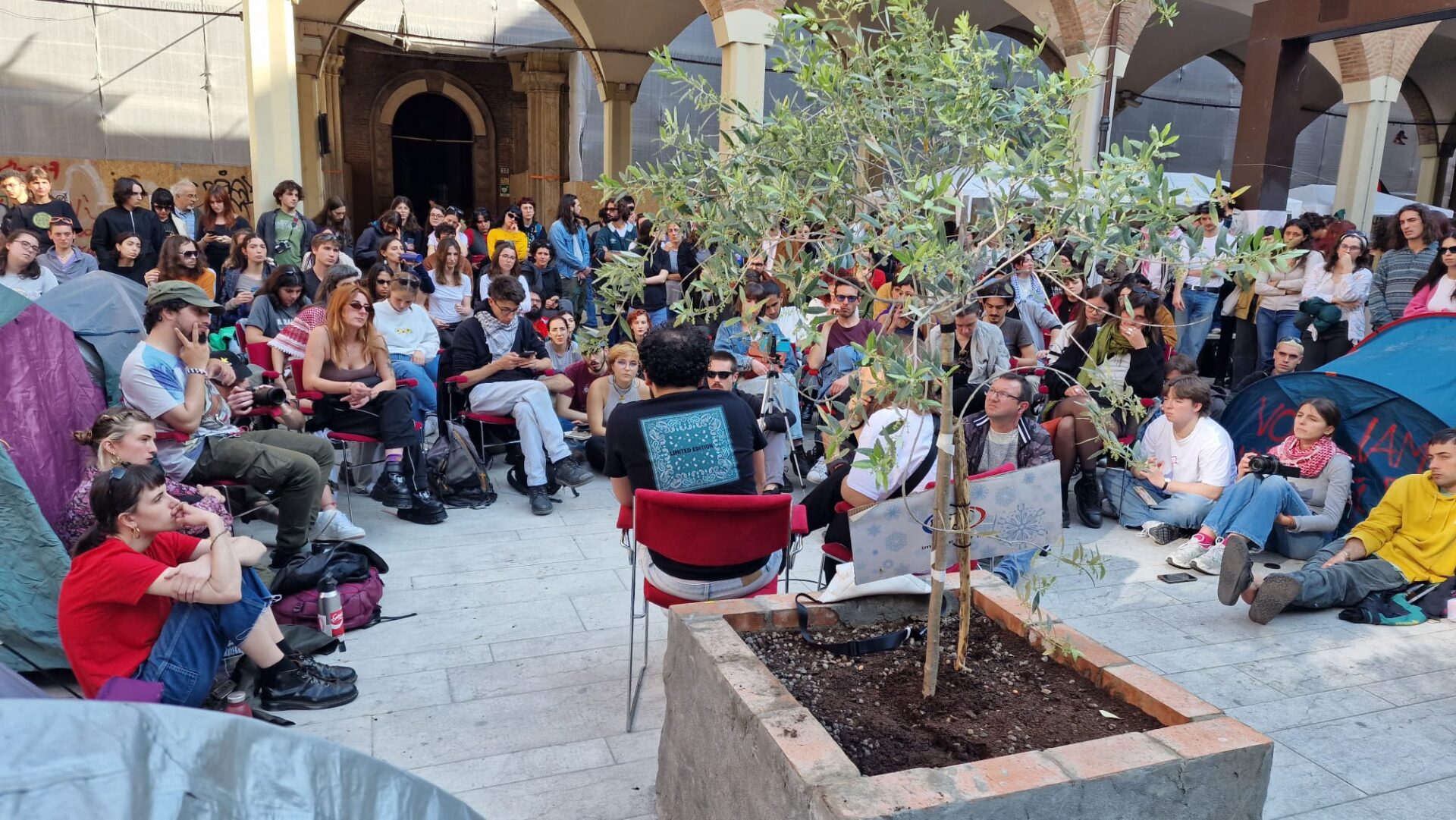 foto-|-patrick-zaki-con-gli-studenti-pro-gaza-a-bologna:-“neatnyahu-e-un-criminale-di-guerra”