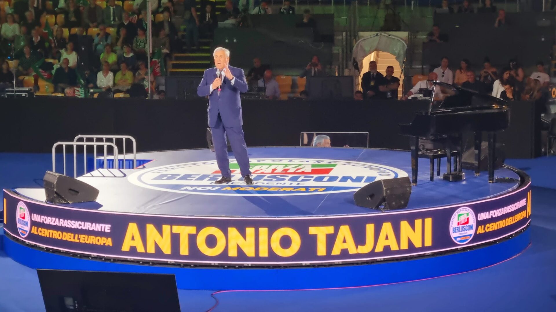 video-|-europee,-lo-show-di-tajani-coi-ricchi-e-poveri:-“questo-e-il-made-in-italy”