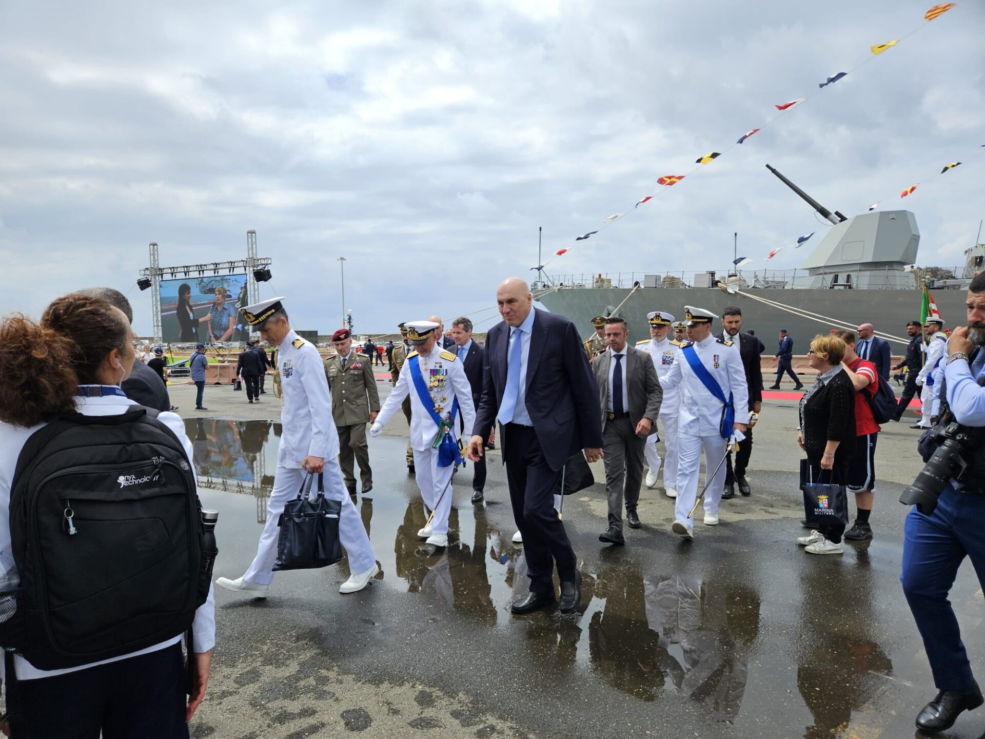 a-civitavecchia-la-giornata-della-marina,-crosetto:-“grazie-alla-difesa-si-mantiene-la-sicurezza-e-si-tutelano-le-democrazie”