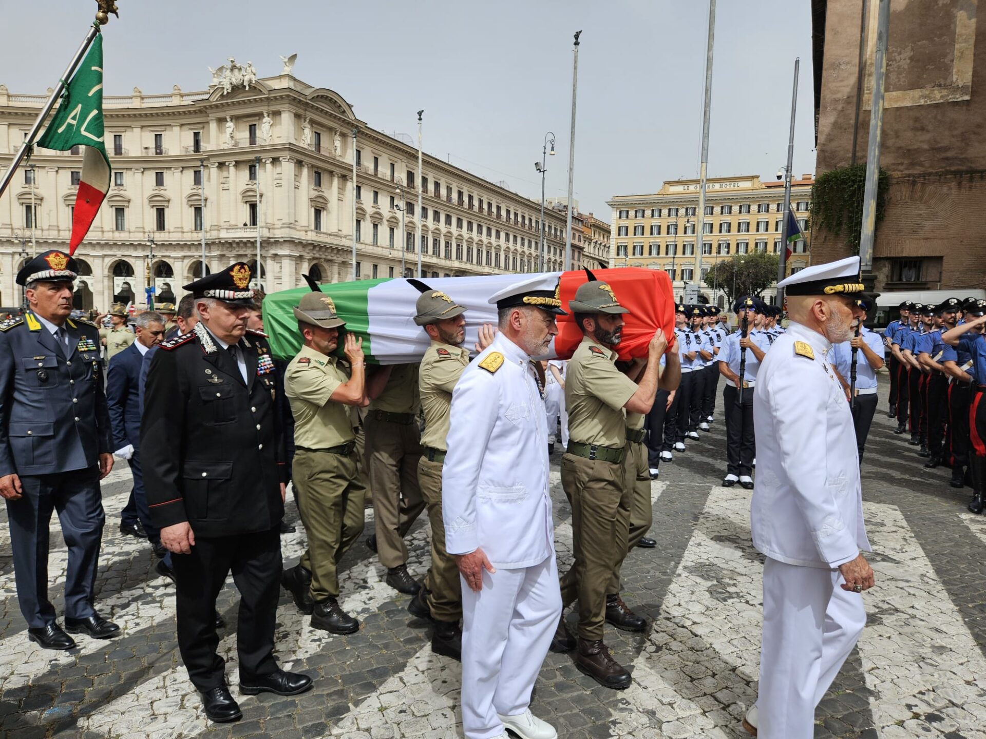 a-roma-i-funerali-del-generale-graziano:-presenti-tajani,-crosetto-e-la-russa