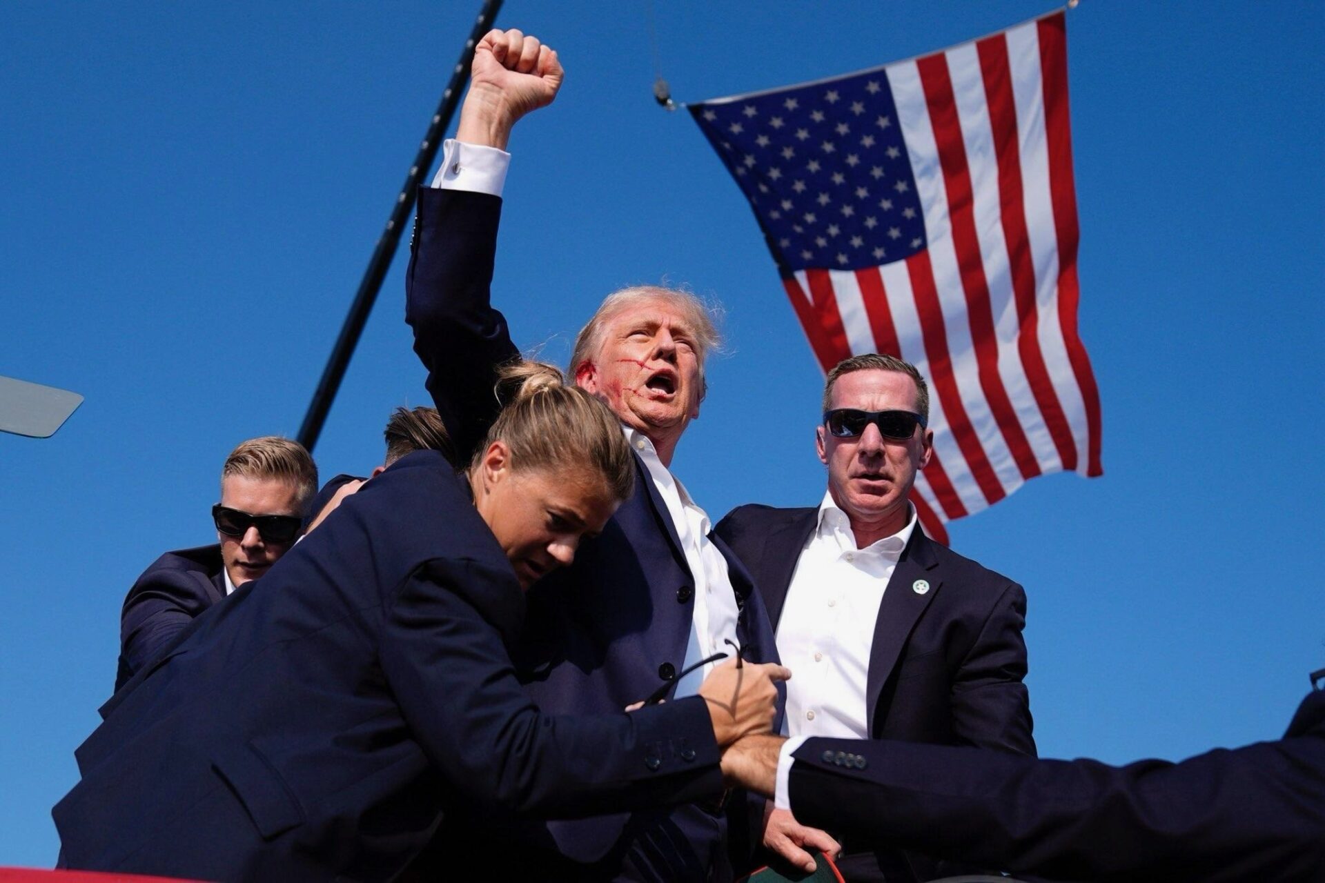 video-|-trump-ferito-a-colpi-d’arma-da-fuoco-durante-un-comizio-elettorale:-“sta-bene-grazie-alle-forze-dell’ordine.-atto-odioso”