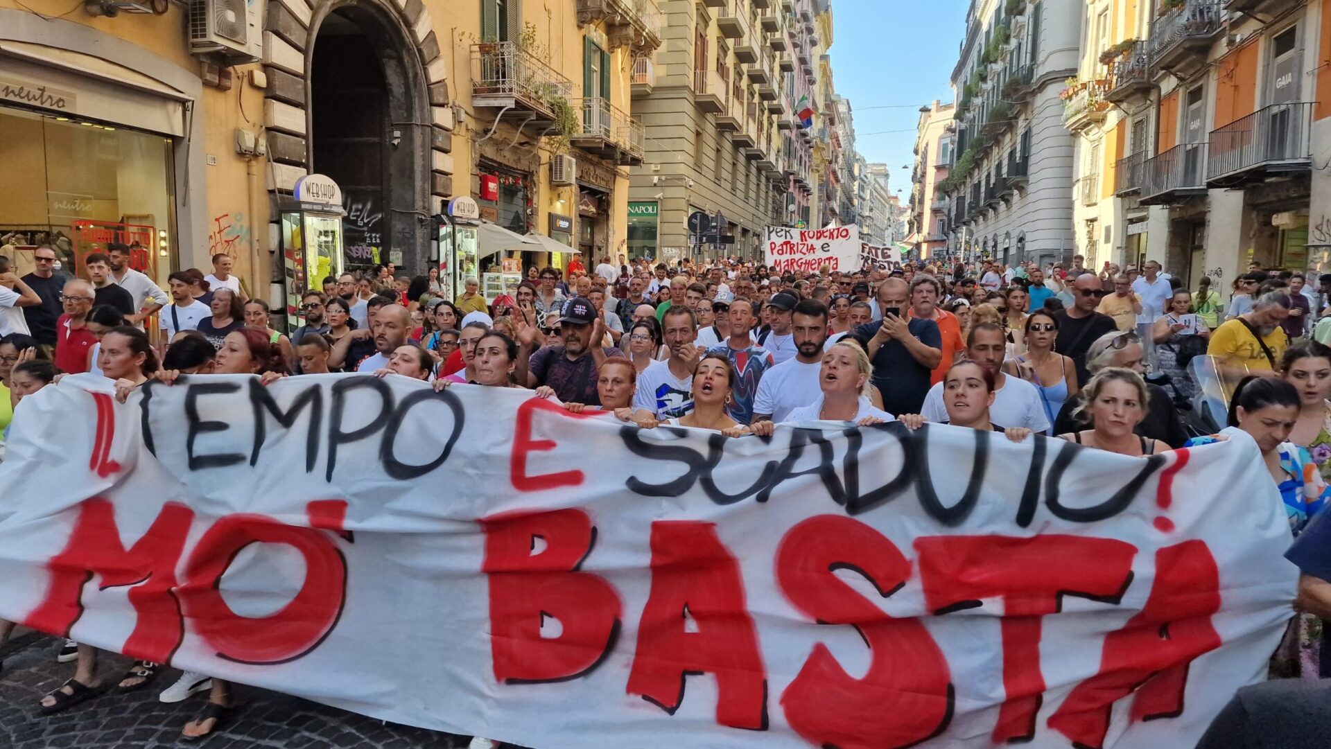 foto-|-video-|-“le-vele-come-carceri-speciali”,-gli-abitanti-di-scampia-in-corteo:-“vogliamo-risposte”