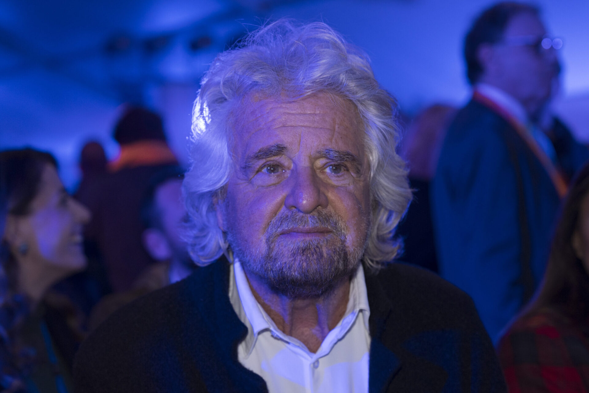 grillo-e-il-movimento-5-stelle:-“nome,-simbolo-e-regola-secondo-mandato-non-sono-negoziabili”