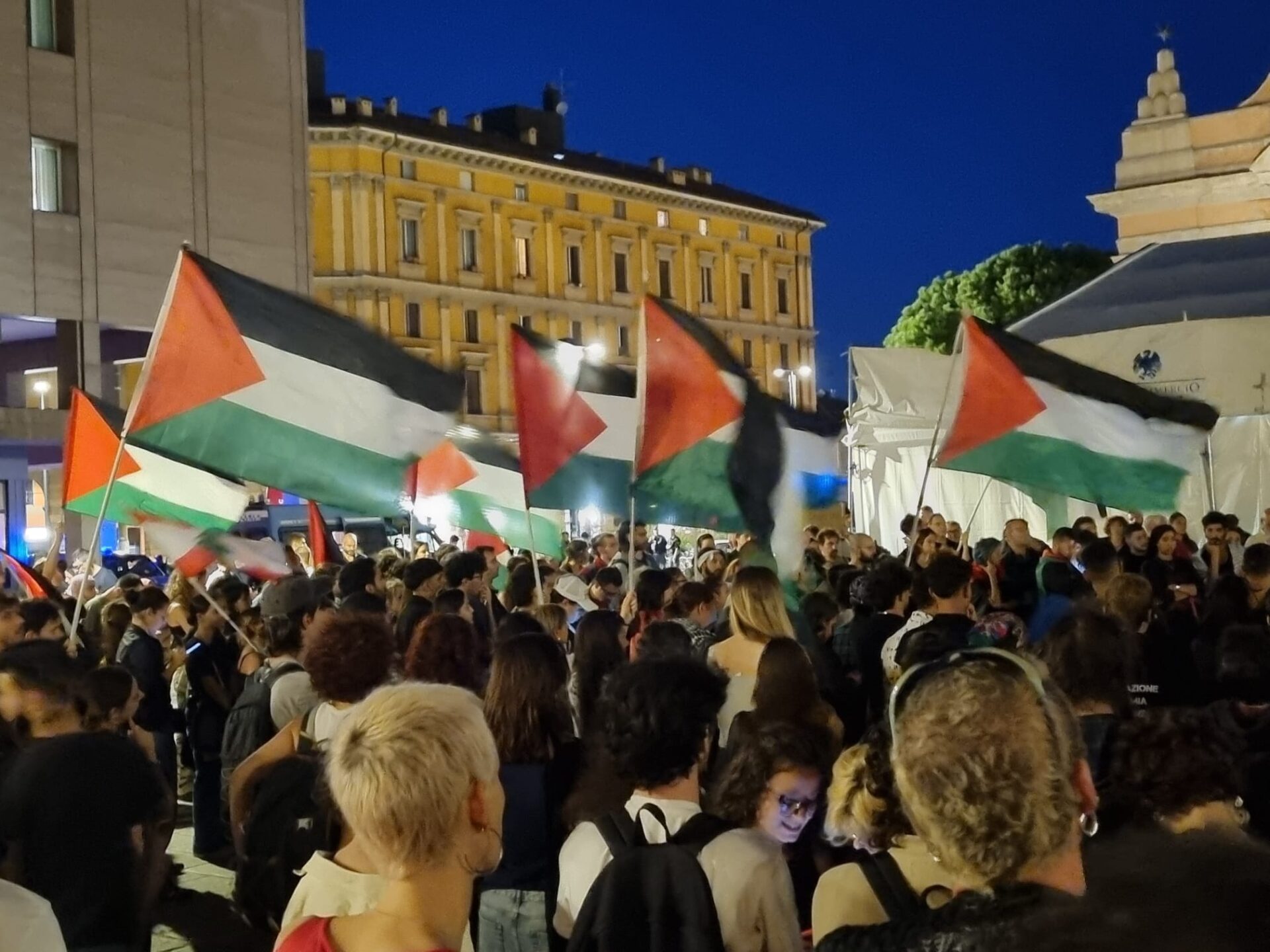 foto-|-“stop-al-massacro-in-libano-e-palestina”,-a-bologna-scendono-in-piazza-in-400