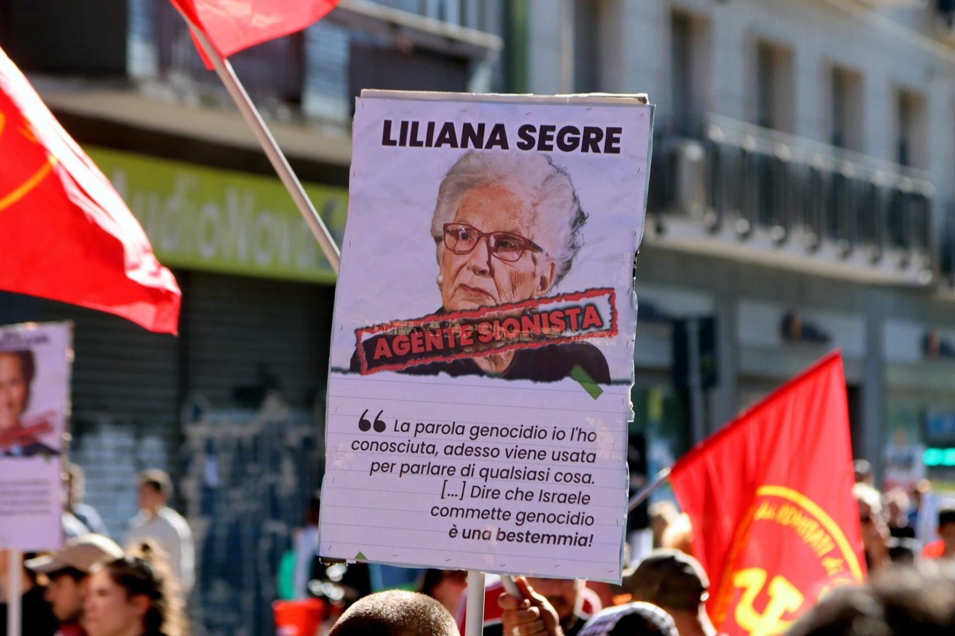 il-cartello-della-vergogna-contro-liliana-segre:-“agente-sionista”