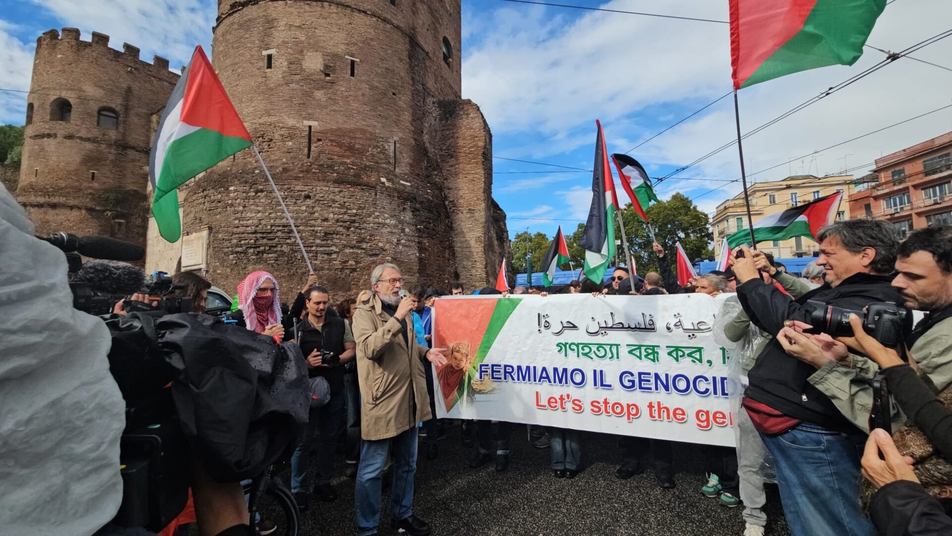 video-|-“palestina-libera”,-a-roma-gli-attivisti-pronti-a-partire-in-corteo:-“sappiamo-cosa-ci-aspetta”