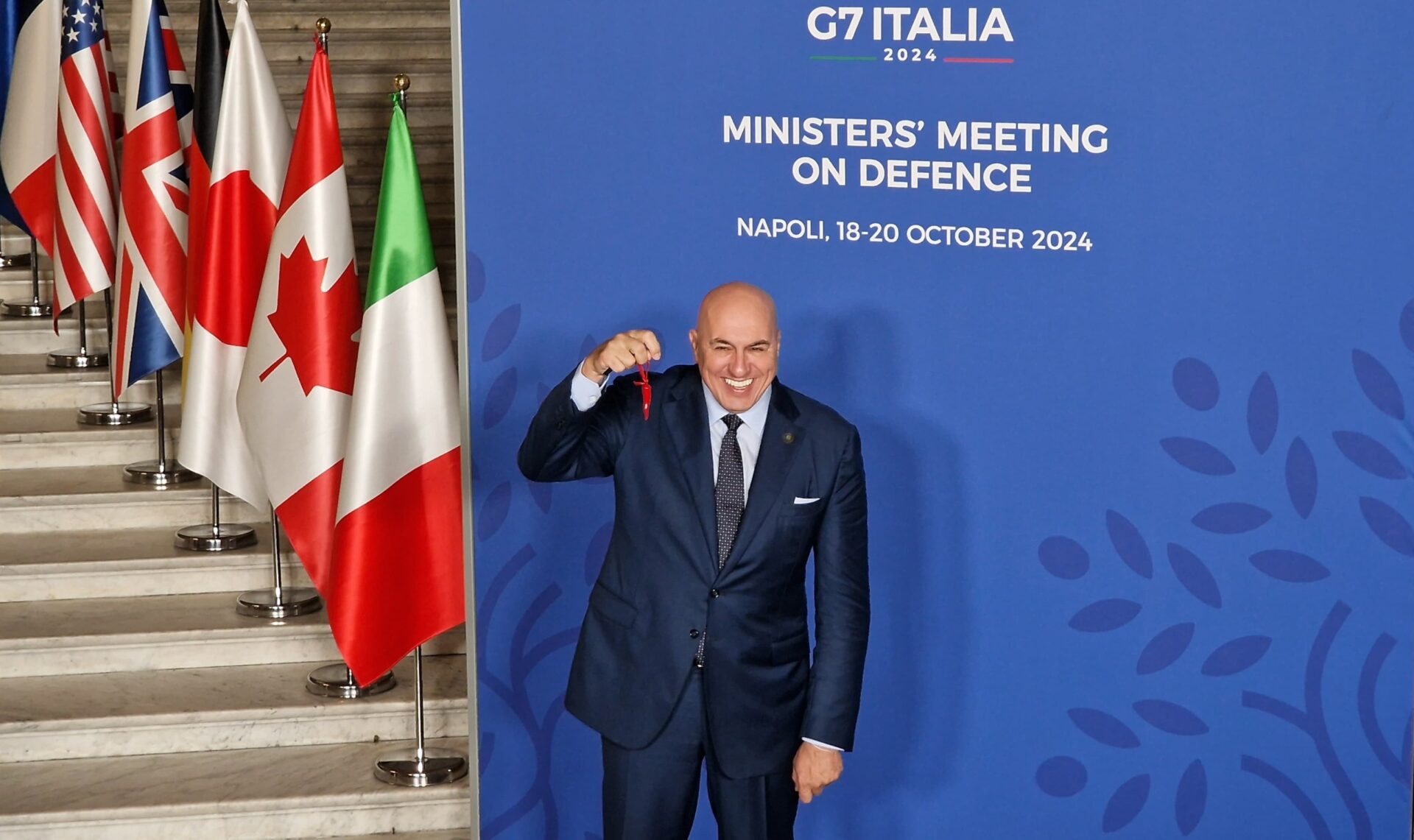 crosetto-apre-il-g7-difesa-a-napoli-col-corno-portafortuna