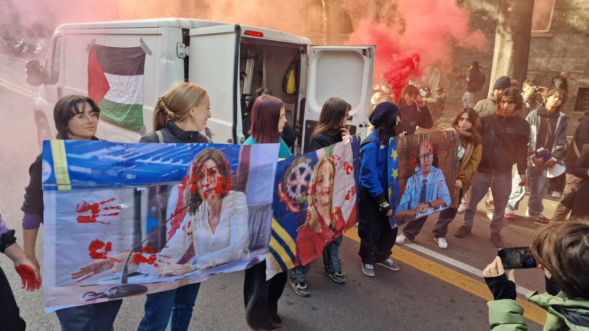 foto-|-video-|-corteo-contro-il-governo,-a-bologna-vernice-su-meloni-e-fiamme-al-simbolo-della-nato