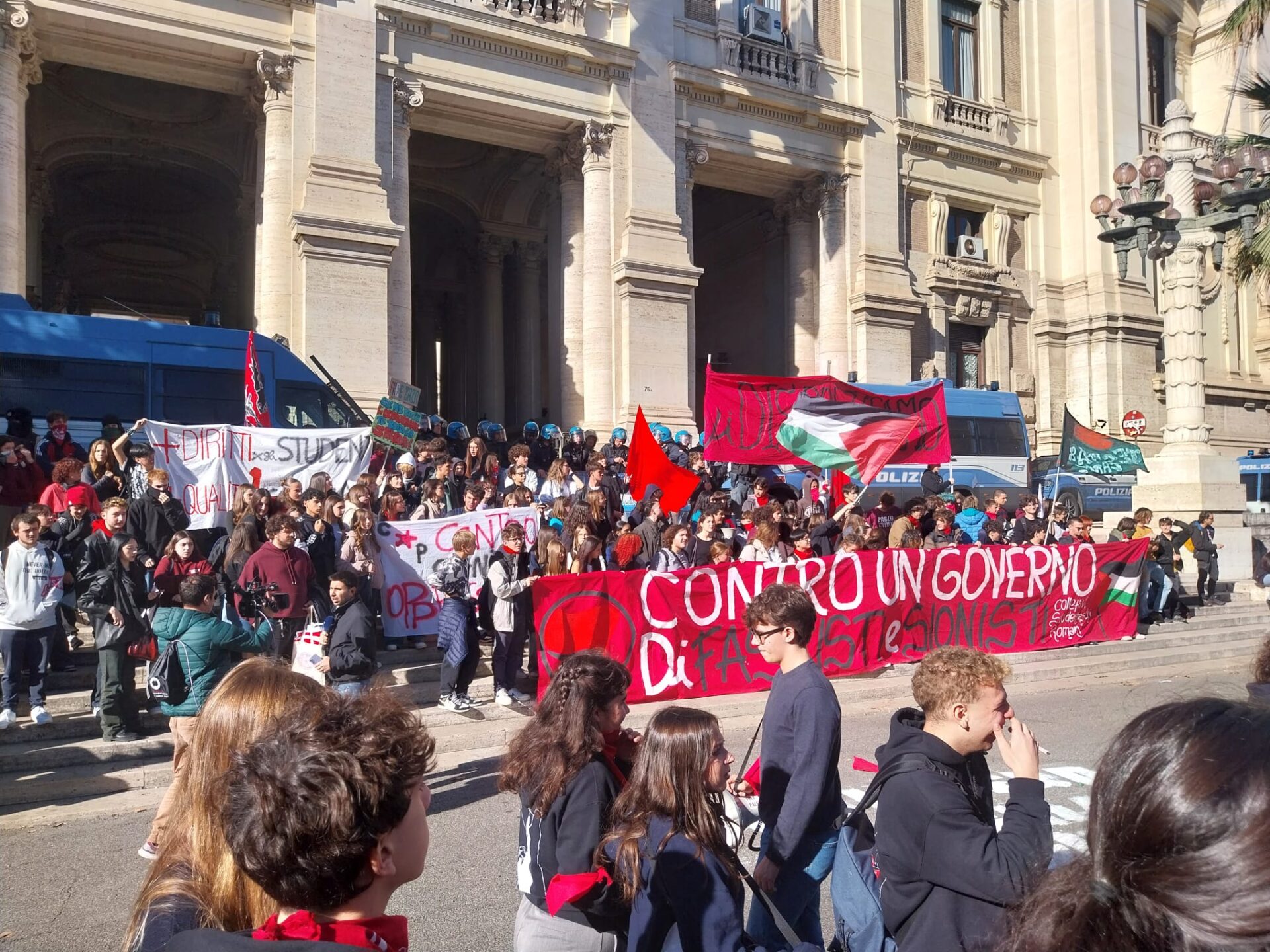 studenti-in-piazza,-a-torino-quindici-agenti-in-ospedale.-meloni:-“certa-politica-smetta-di-giustificare-violenze”