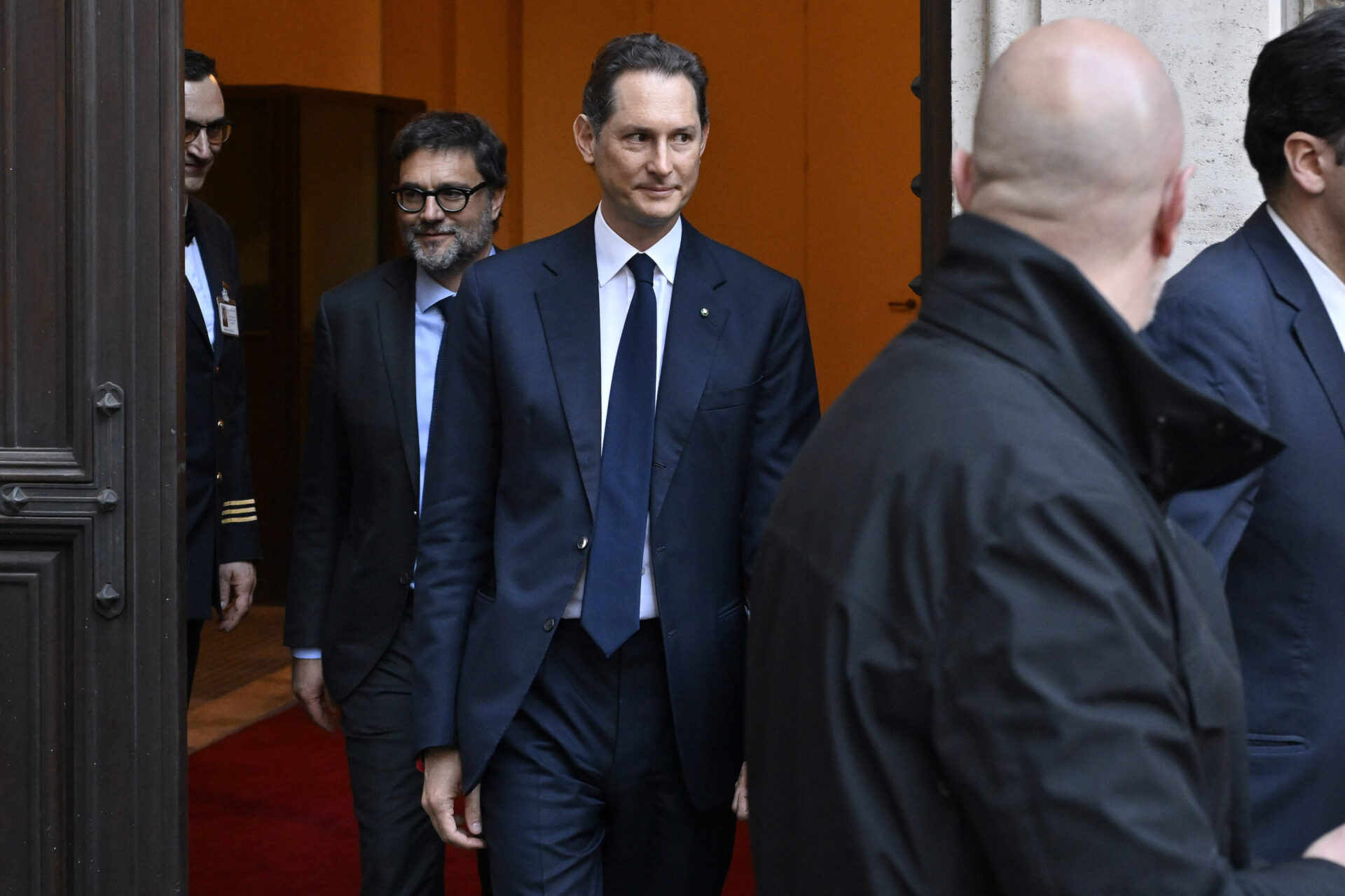 stellantis,-john-elkann:-“senza-di-noi-l’auto-italiana-sarebbe-morta-da-tempo”